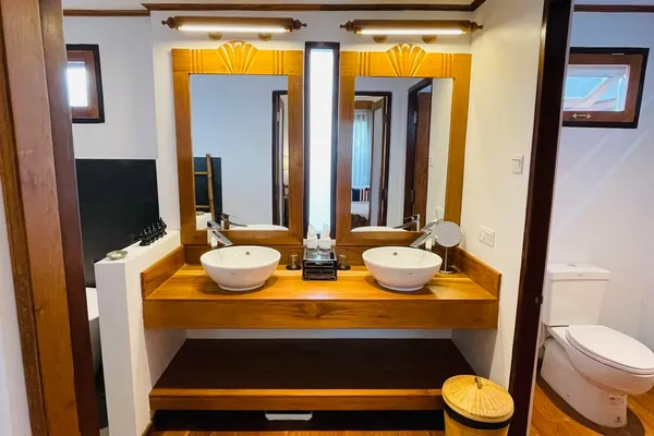 Cottage Suite Free-standing Bathtub & Double Sink