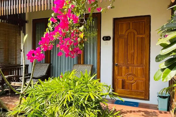 Garden Walkway & Cottage Exterior